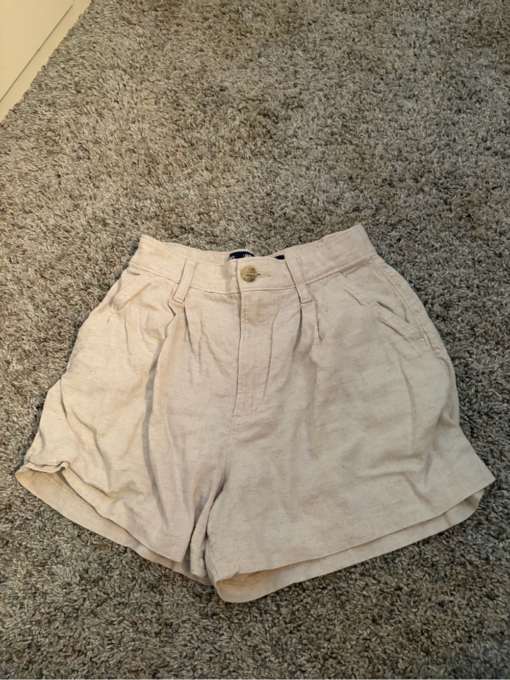 Hollister High-Waist Pleated Shorts in Light Beige